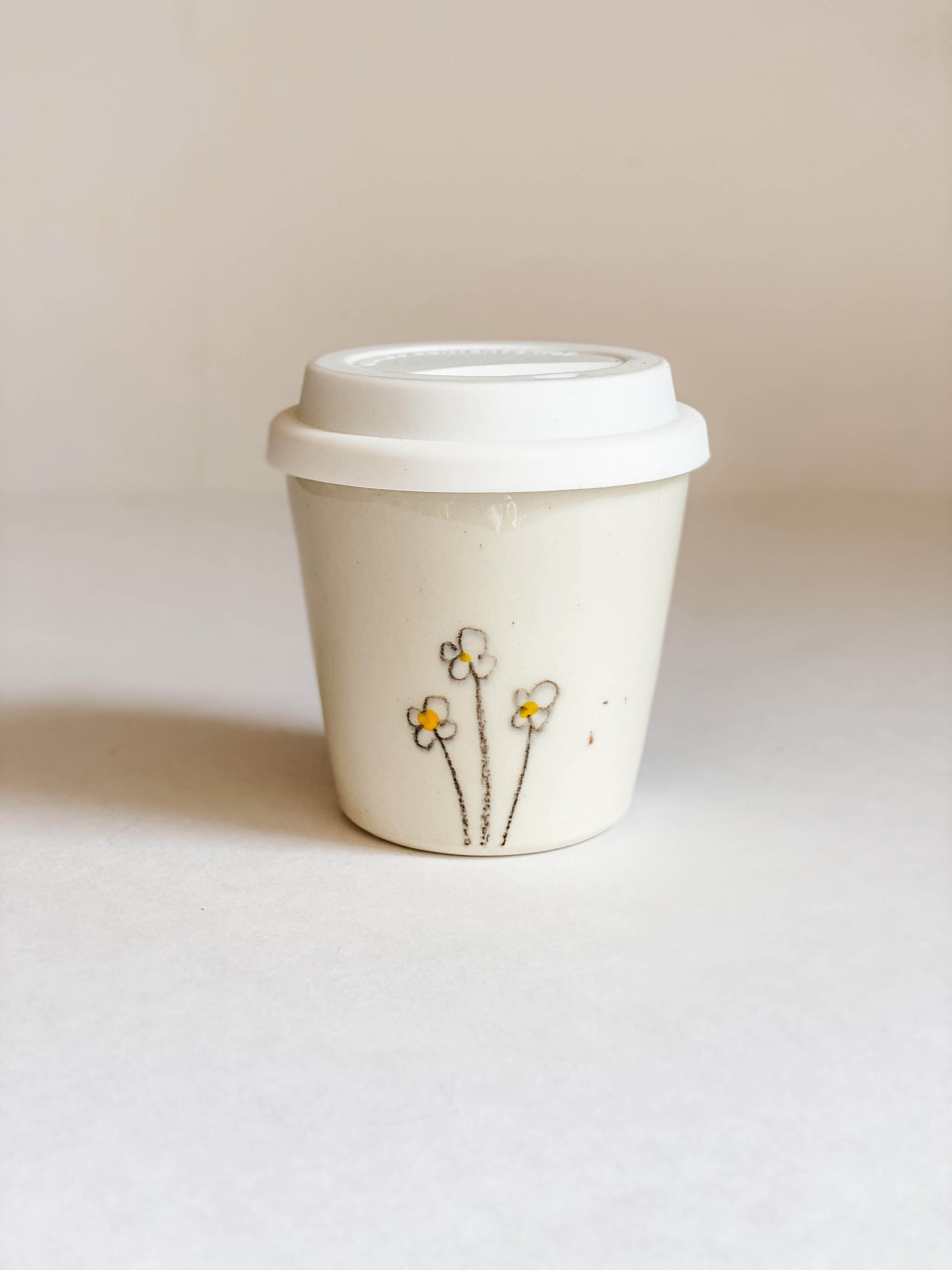 Tasses à café en porcelaine Daisy avec couvercle à emporter - 8 oz