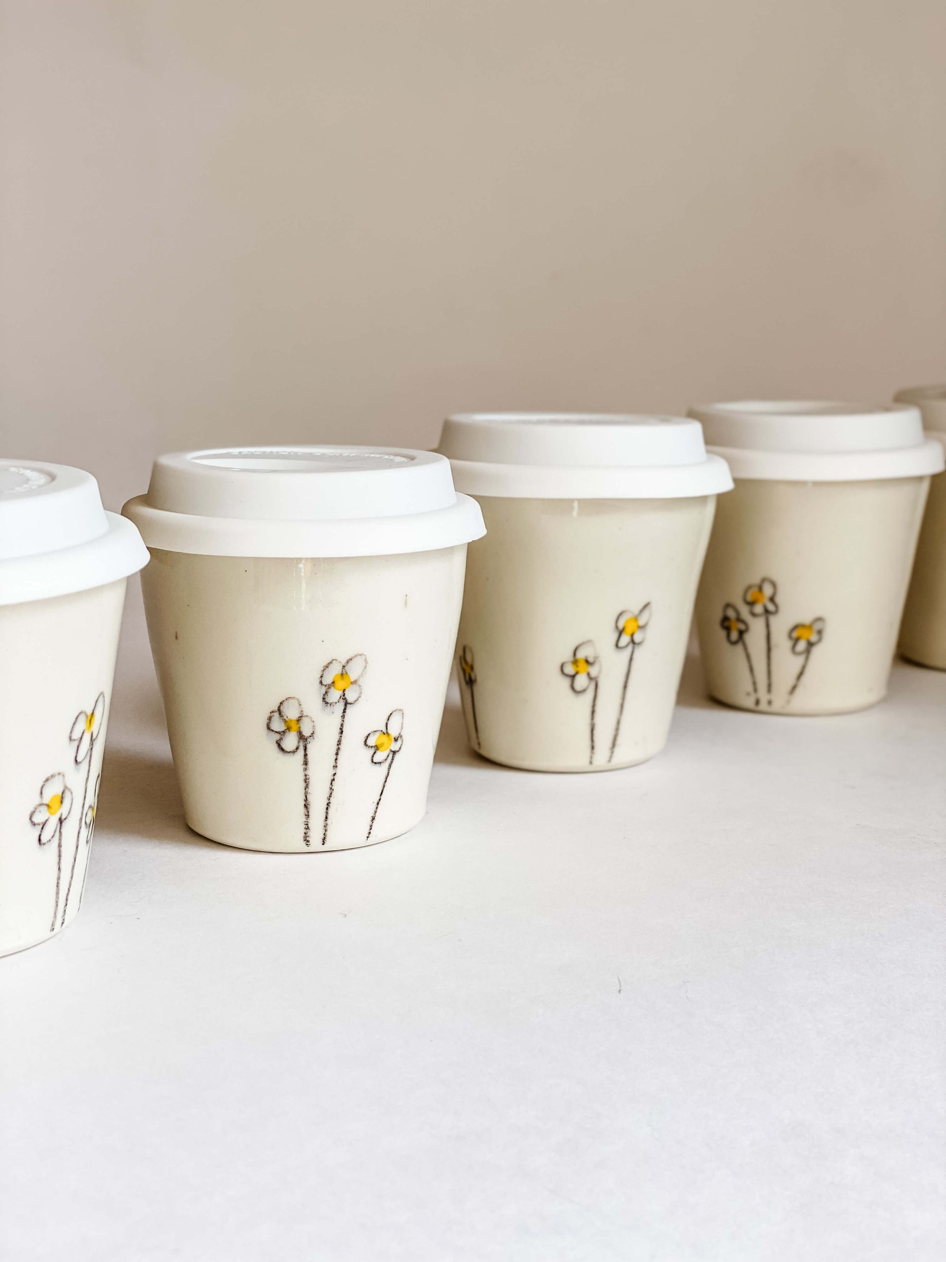 Tasses à café en porcelaine Daisy avec couvercle à emporter - 8 oz
