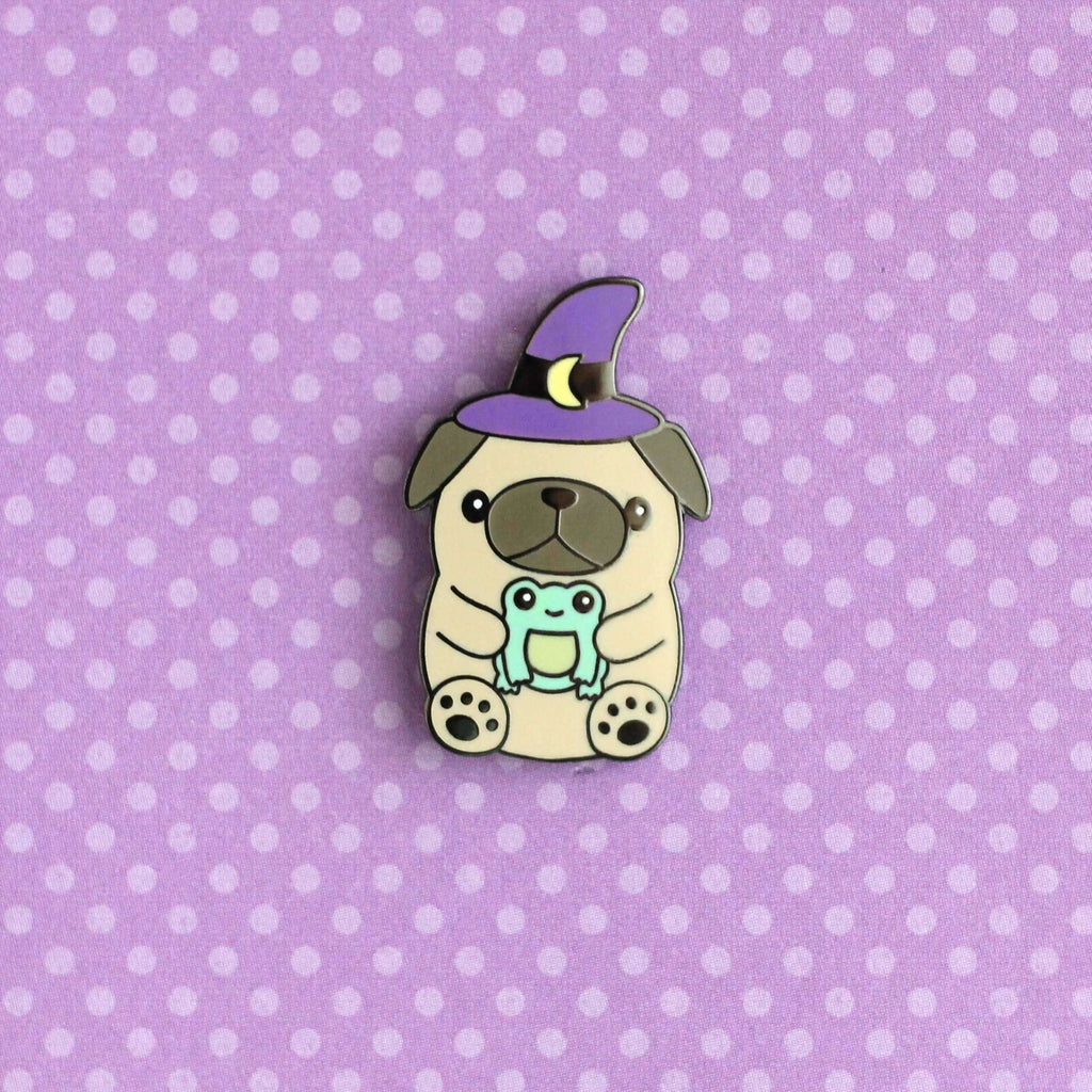 Broche en émail représentant un carlin sorcier - Broche carlin tenant une grenouille - Broche sorcière d'Halloween