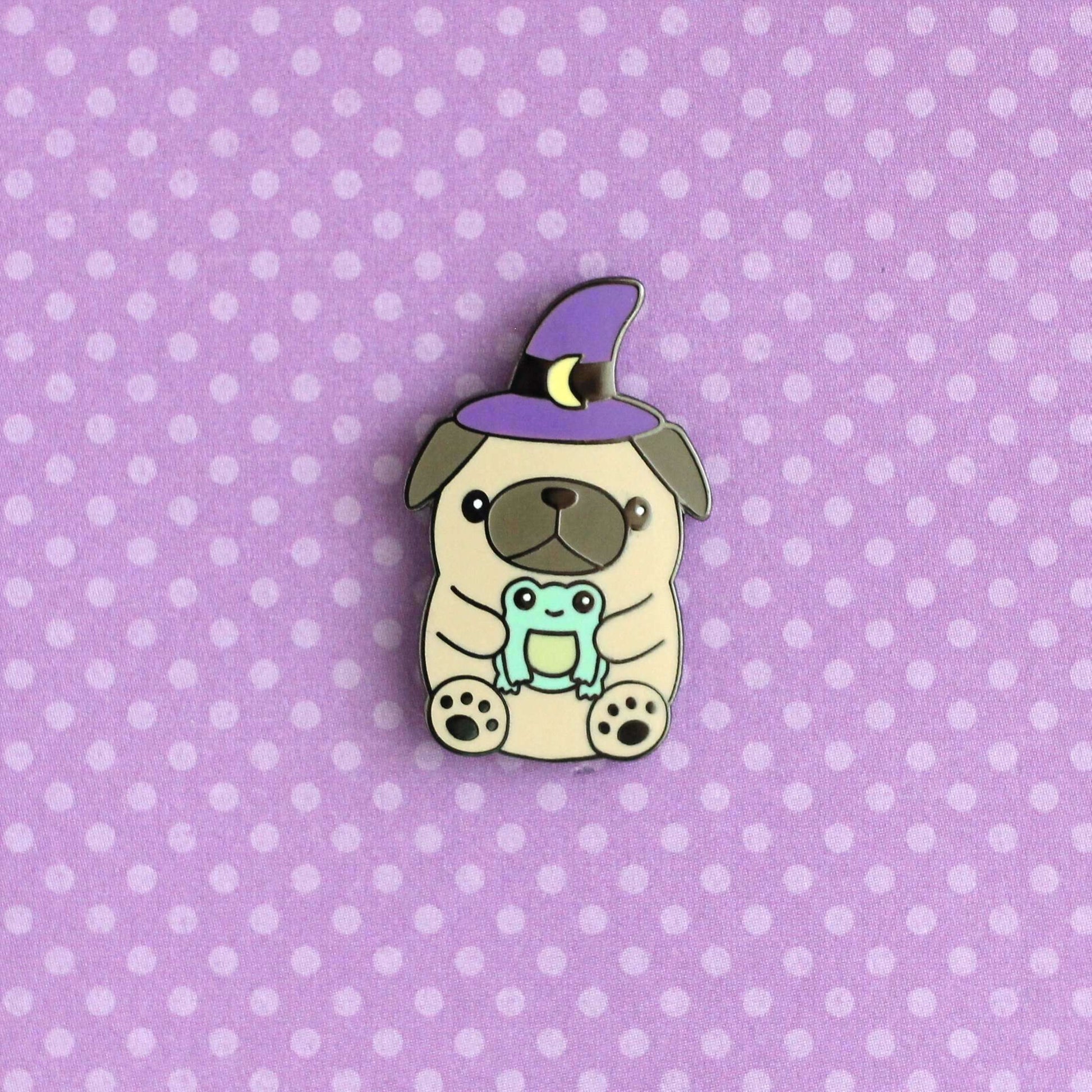 Broche en émail représentant un carlin sorcier - Broche carlin tenant une grenouille - Broche sorcière d'Halloween