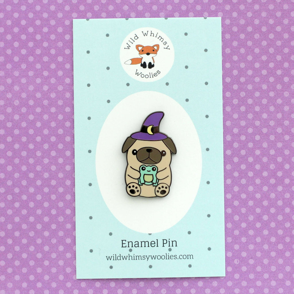 Broche en émail représentant un carlin sorcier - Broche carlin tenant une grenouille - Broche sorcière d'Halloween