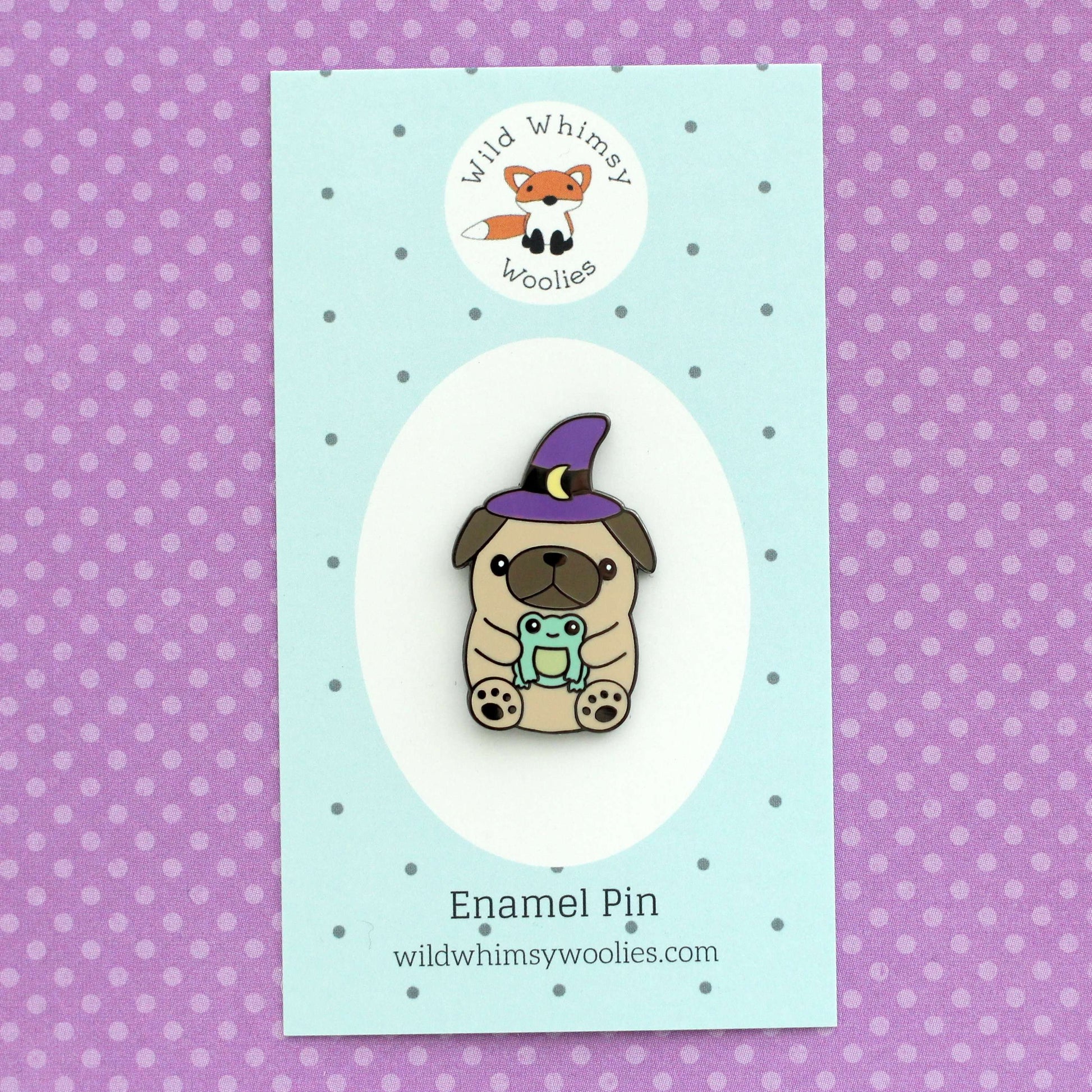 Broche en émail représentant un carlin sorcier - Broche carlin tenant une grenouille - Broche sorcière d'Halloween