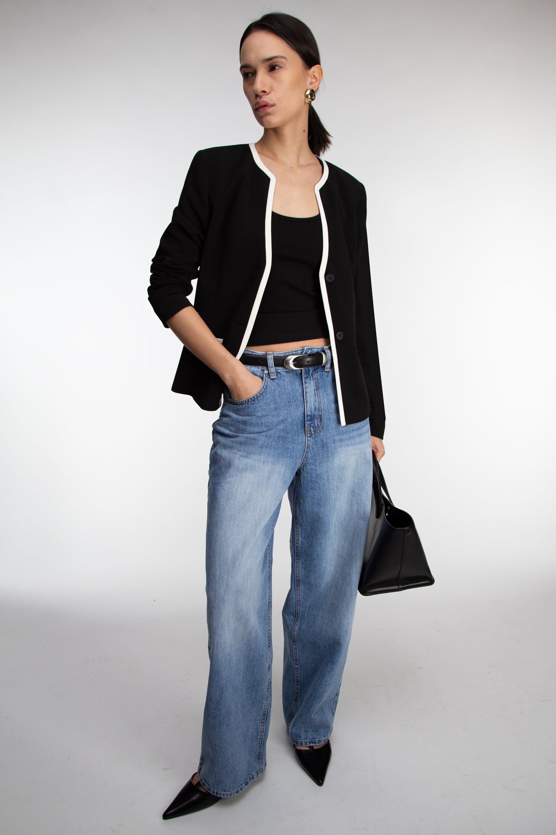 Blazer sans col à boutons sur le devant et bordure contrastante