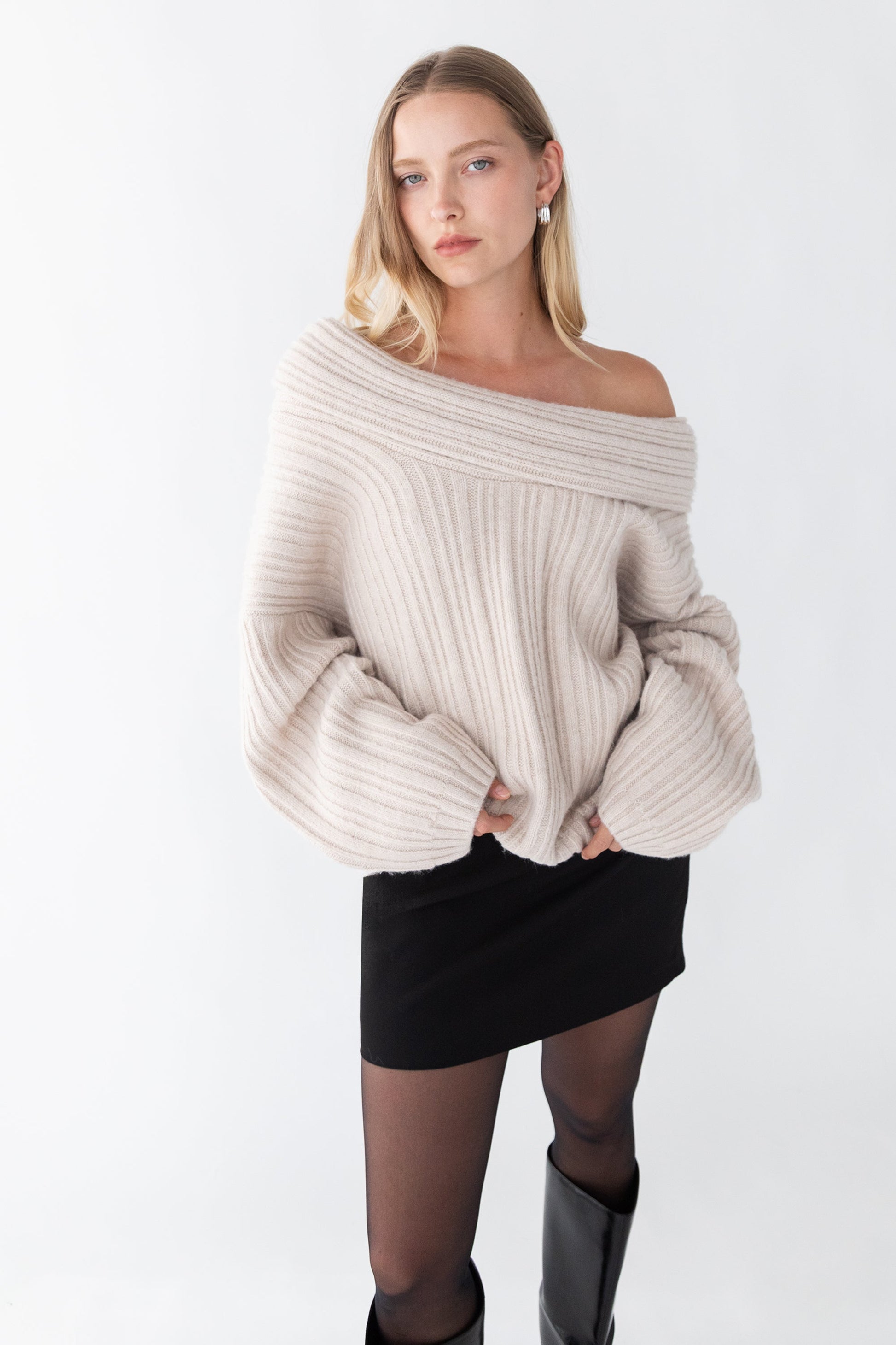 PULL OVERSIZE À ÉPAULES DÉNUDÉES