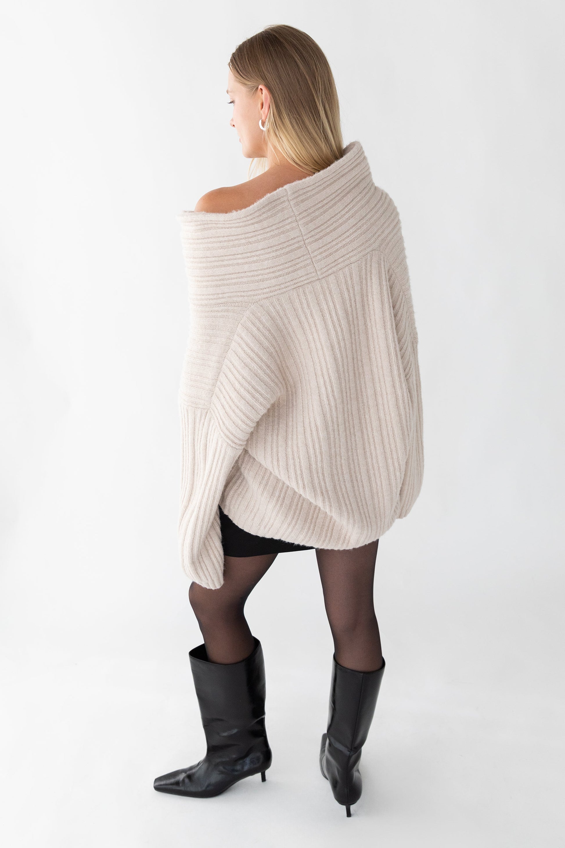 PULL OVERSIZE À ÉPAULES DÉNUDÉES