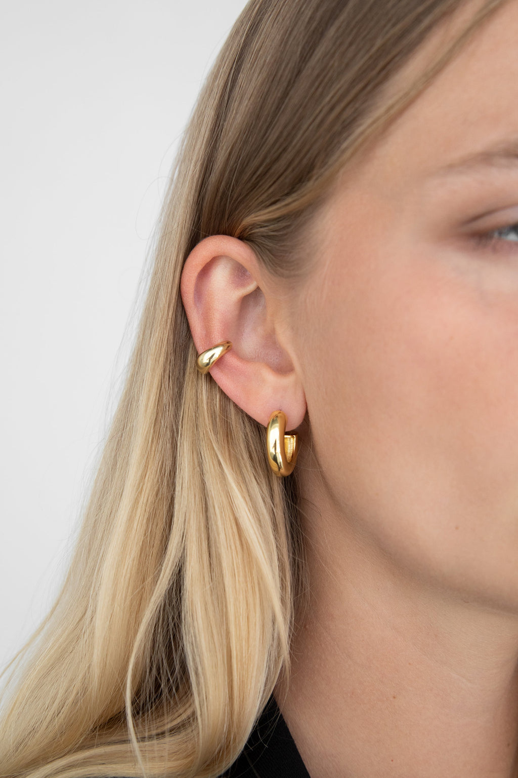 ENSEMBLE DE BOUCLES D'OREILLES CRÉOLES ET MANCHETTES ÉPAISSES