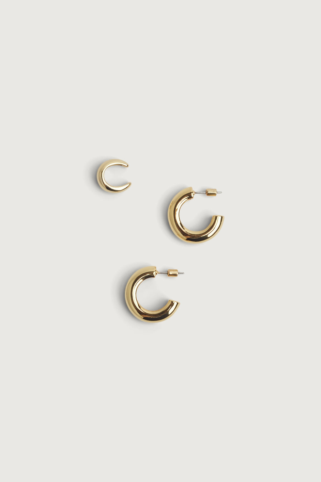 ENSEMBLE DE BOUCLES D'OREILLES CRÉOLES ET MANCHETTES ÉPAISSES