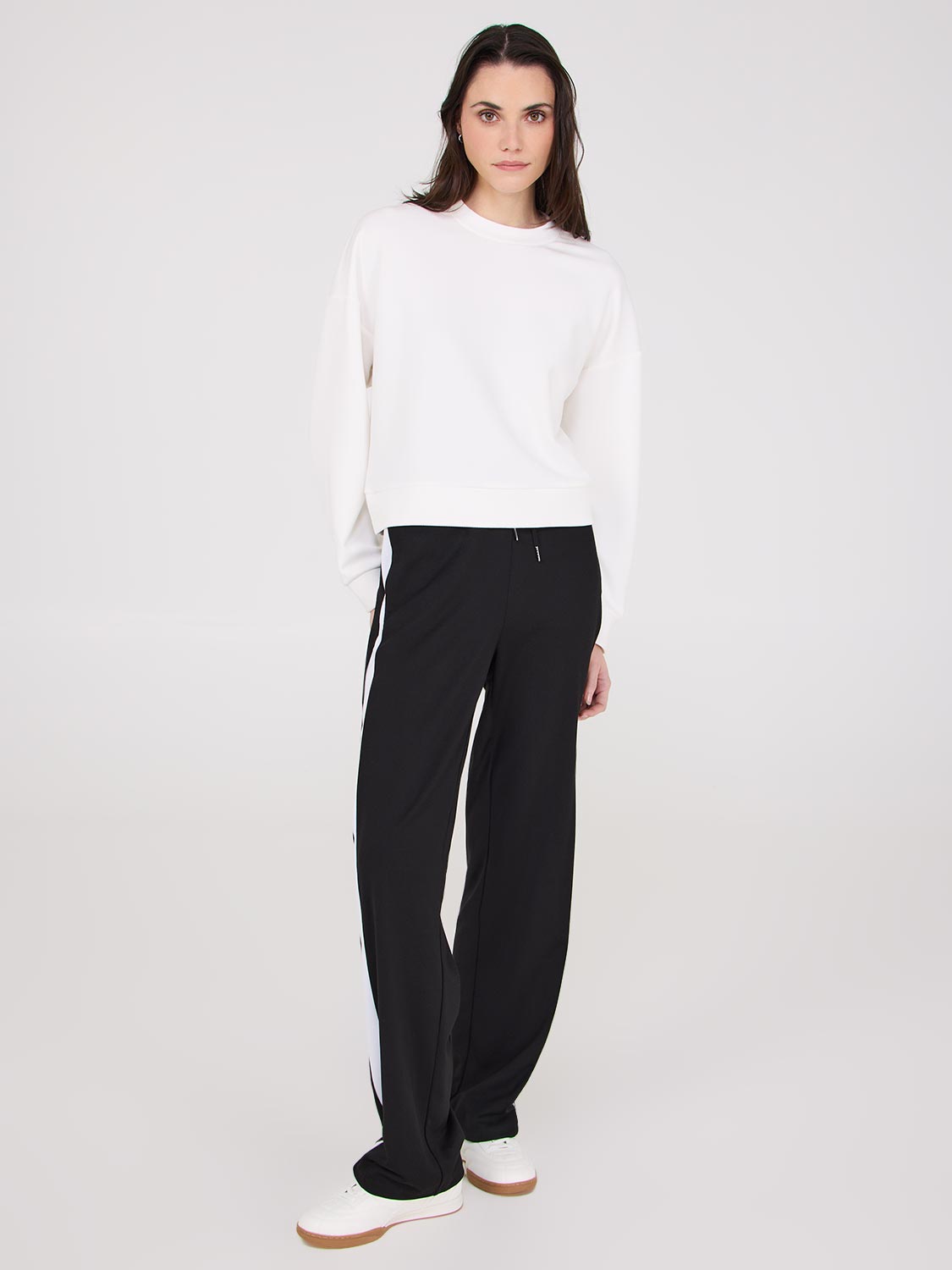Pantalon large à bandes latérales contrastées