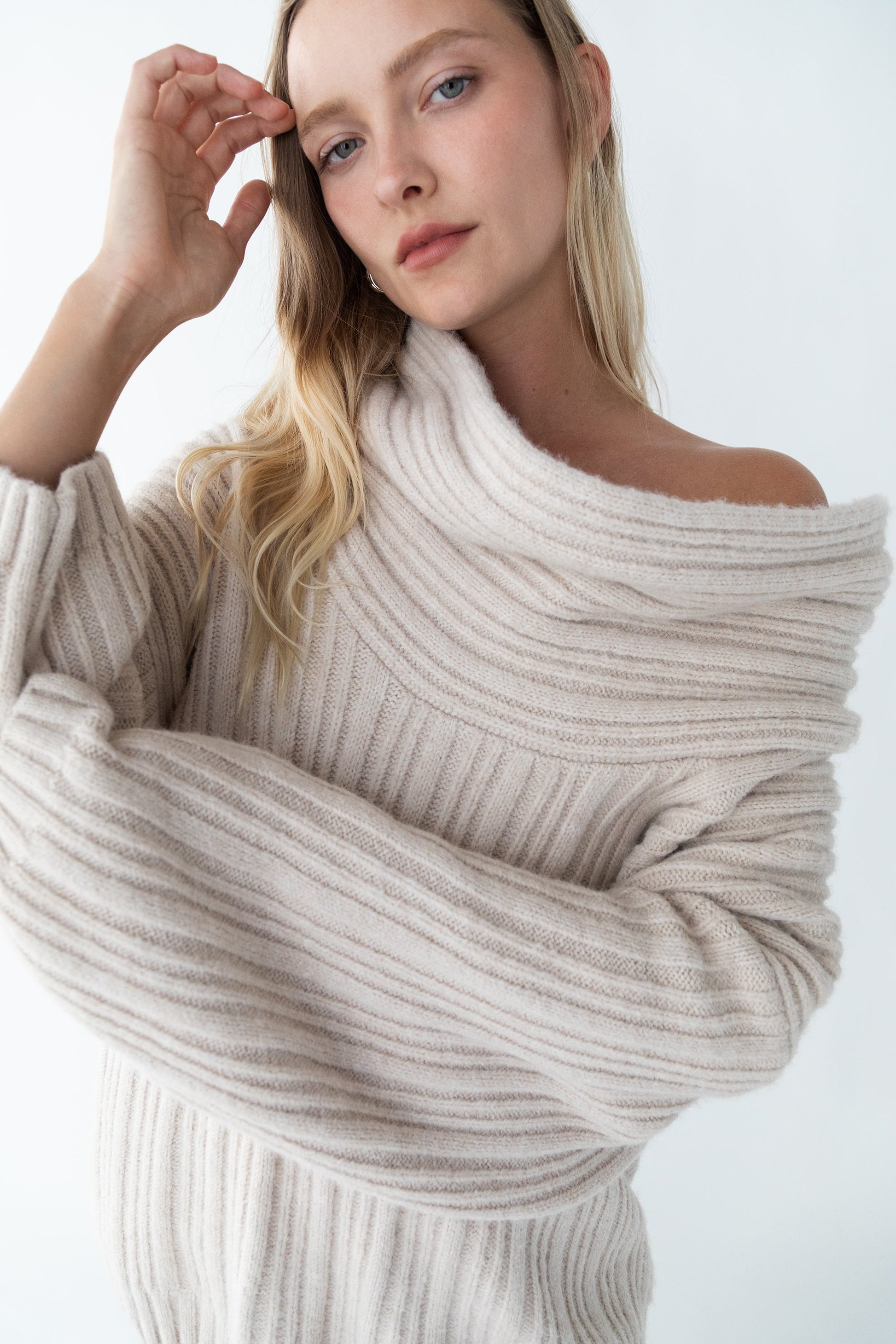 PULL OVERSIZE À ÉPAULES DÉNUDÉES