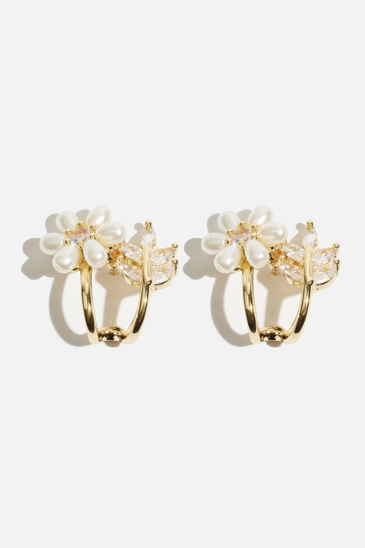 Boucles d'oreilles créoles en perles, fleurs et feuilles