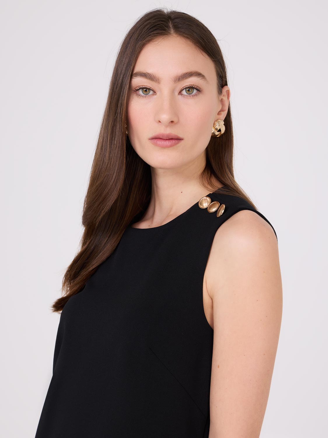 Robe fourreau sans manches avec détails boutonnés