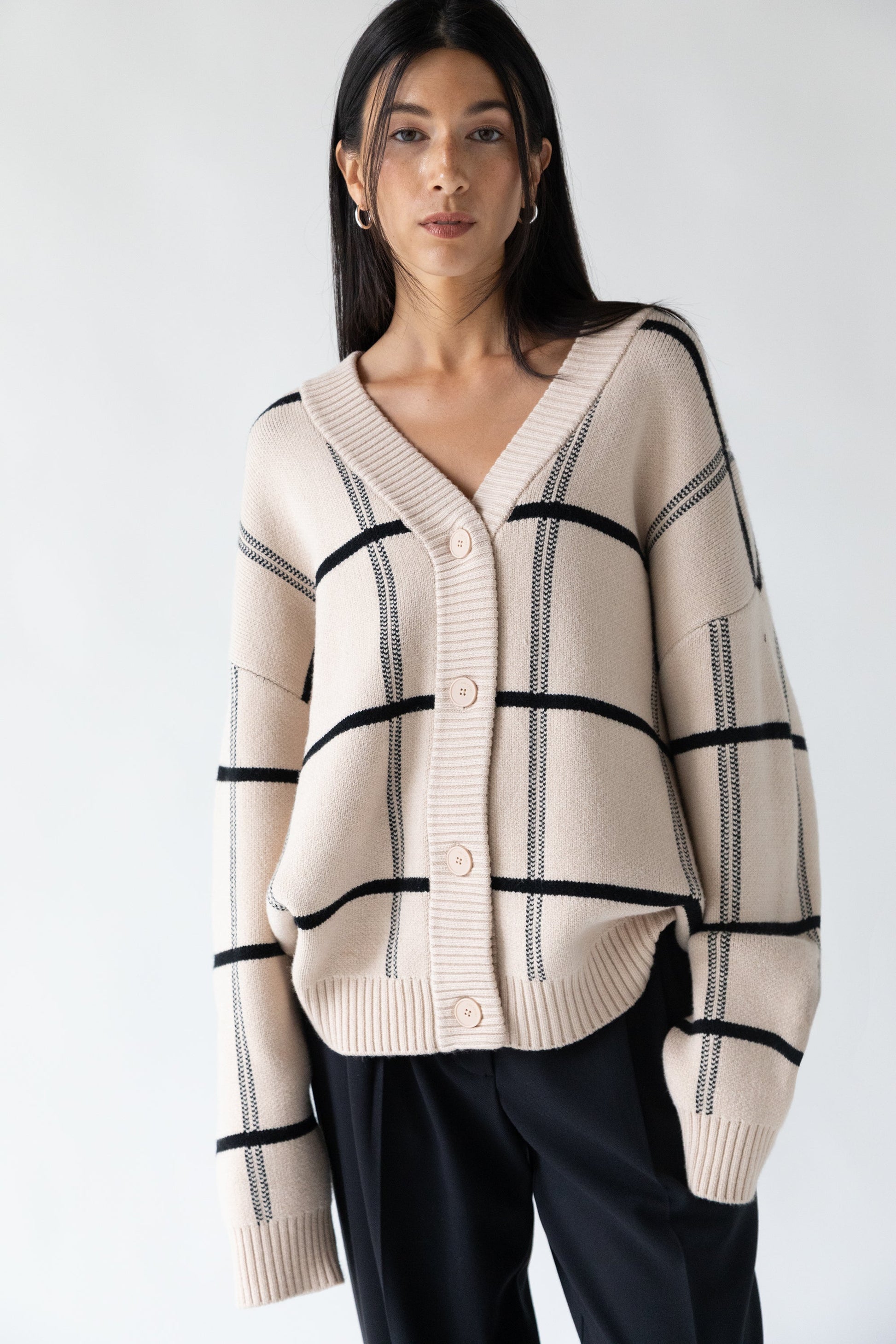 CARDIGAN SURDIMENSIONNÉ À BOUTONNAGE SUR LE DEVANT