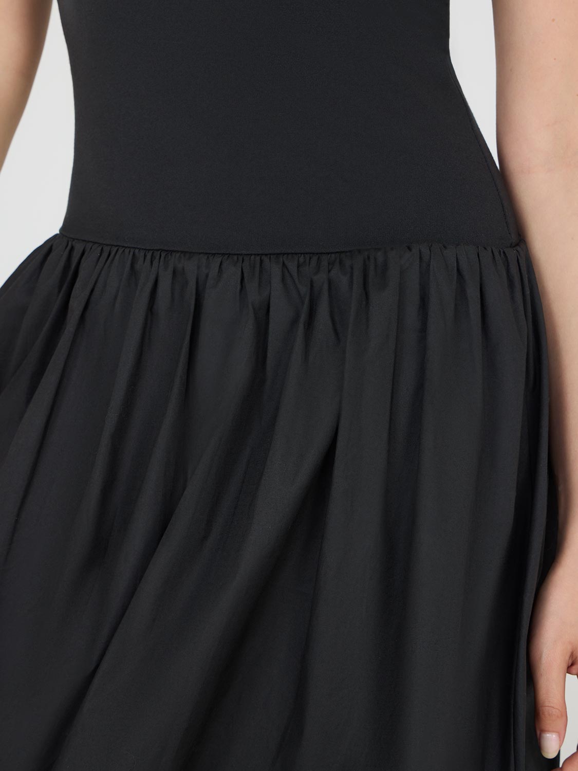 Mini-robe sans manches à ourlet boule