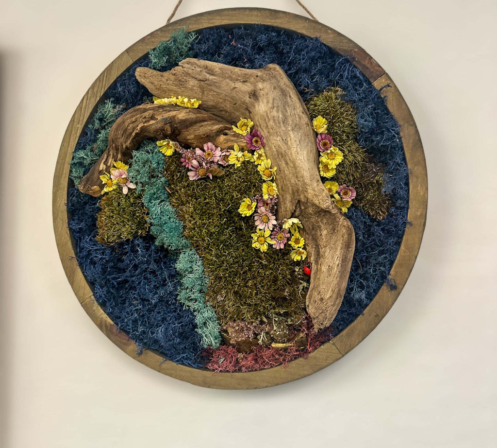 Moss Art : Décoration murale ronde en bois de 40 cm avec bois flotté et marguerites séchées