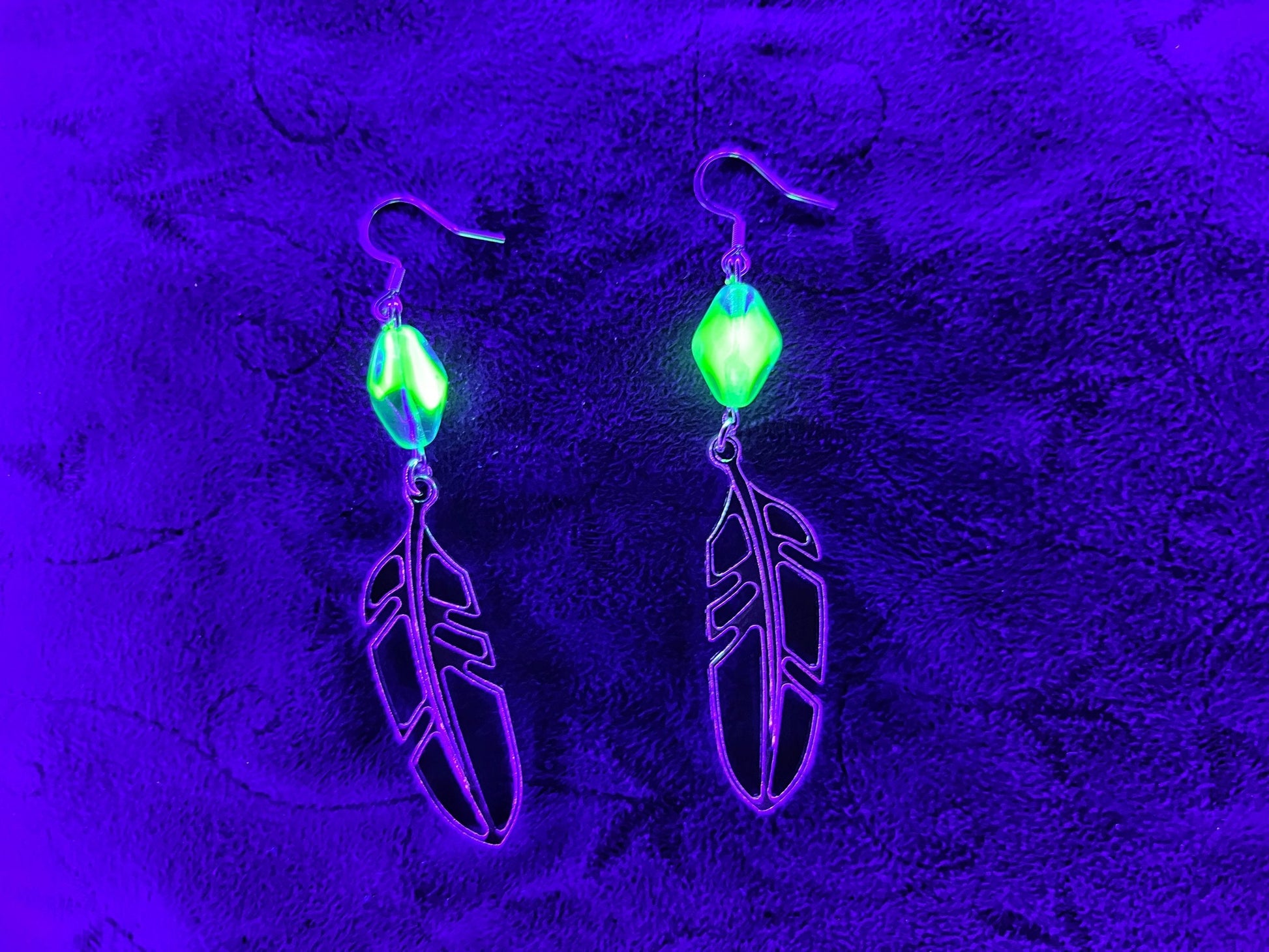 Boucles d'oreilles en perles de verre d'uranium bleu-vert et plumes – Nature-Inspired Glow 