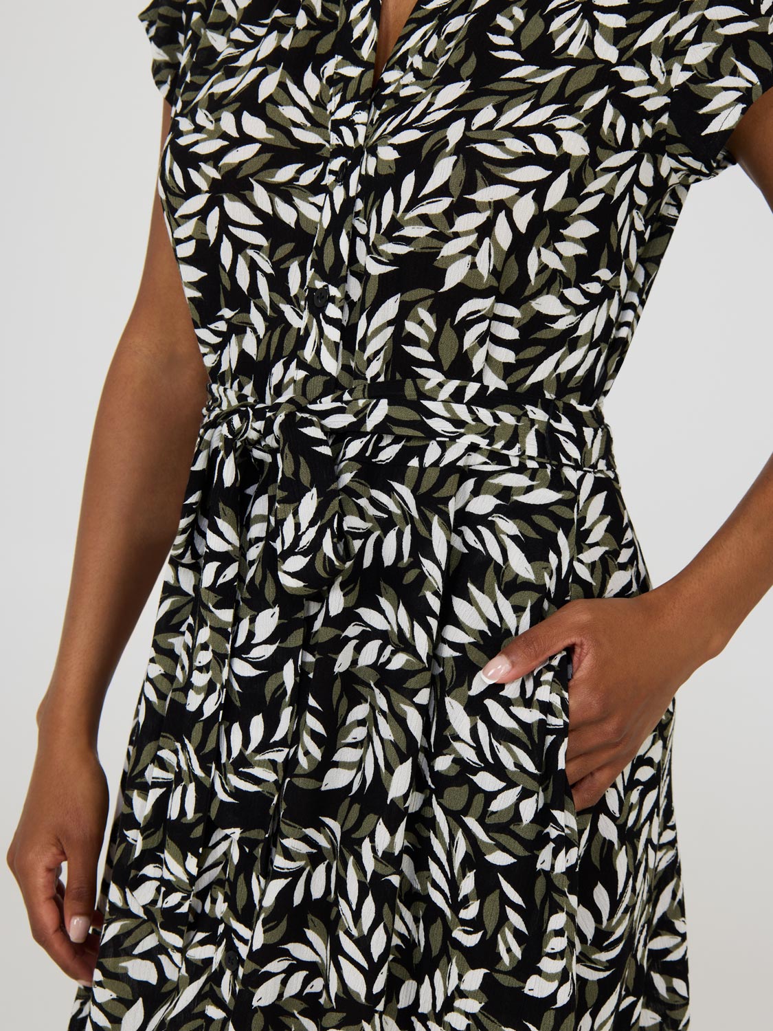 Robe texturée boutonnée à imprimé tropical