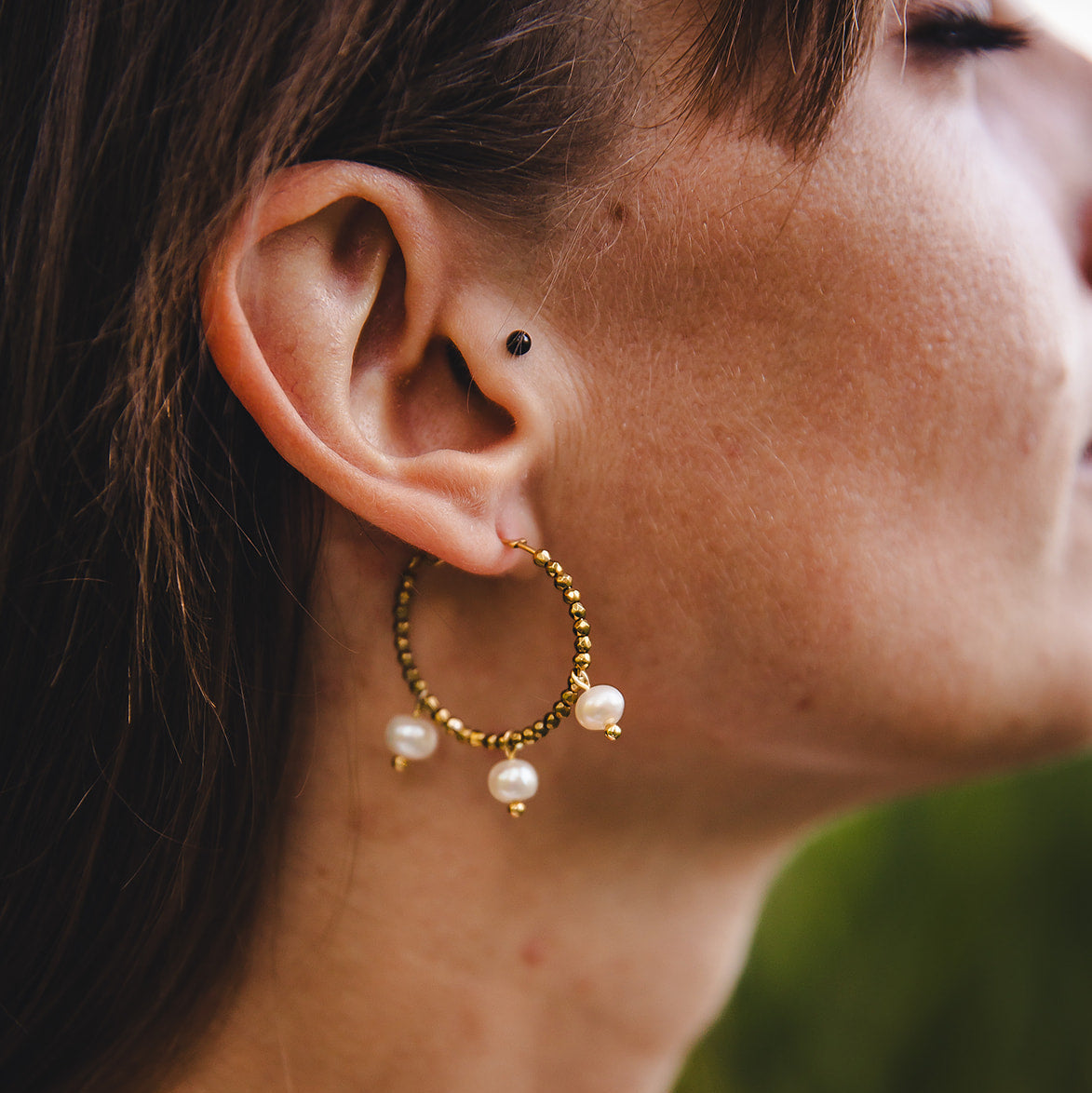 Boucles d'oreilles créoles dorées avec perles d'eau douce | AURÉA
