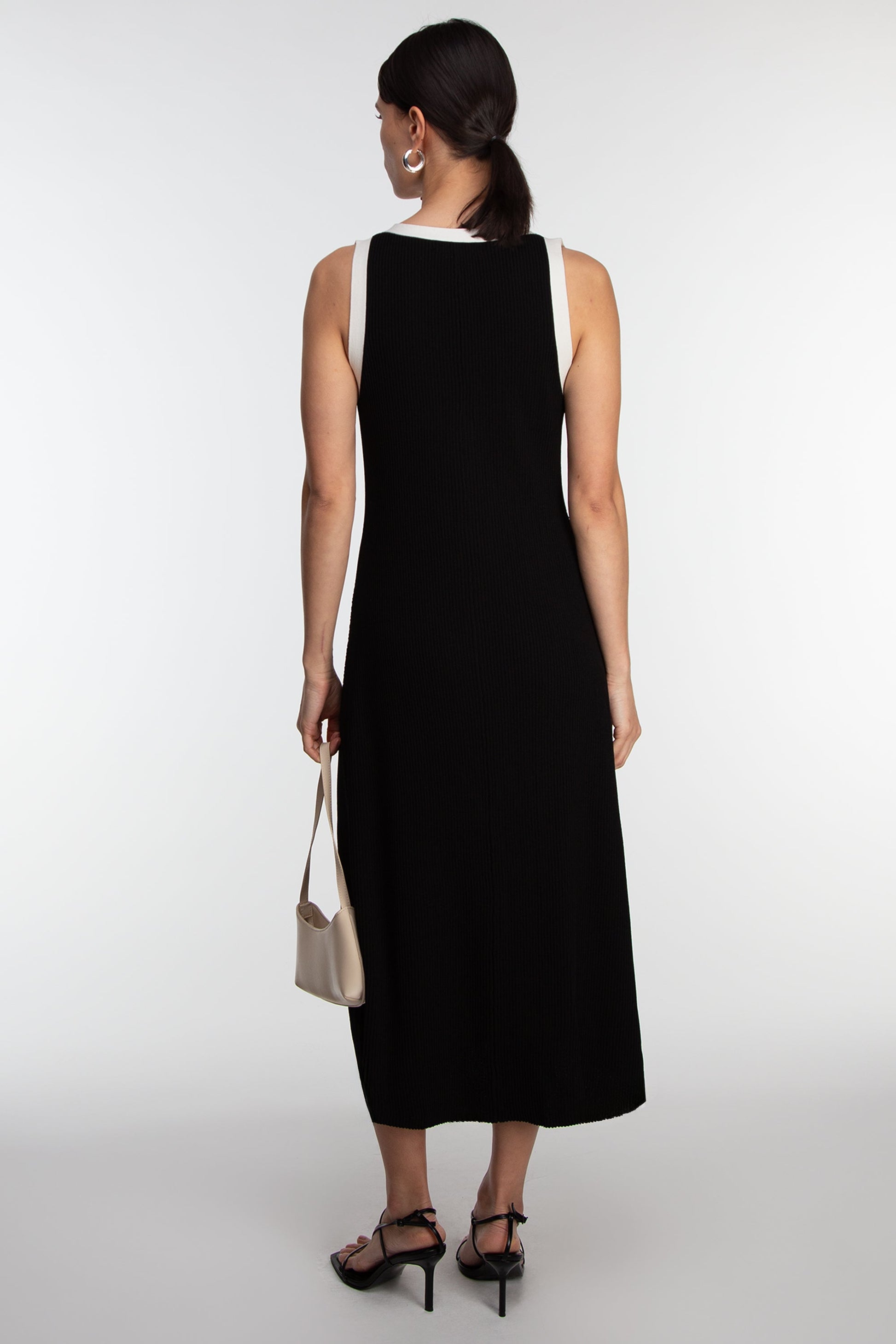 ROBE LONGUE SANS MANCHES AVEC BORDURES CONTRASTÉES ET BOUTONNÉES SUR LE DEVANT